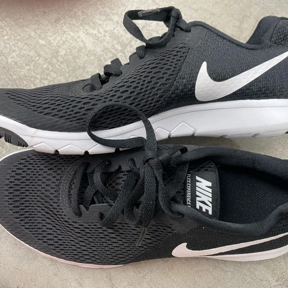 Nike Women's Black Flex Experience RN 6 Size 6.5 - Picture 1 of 8